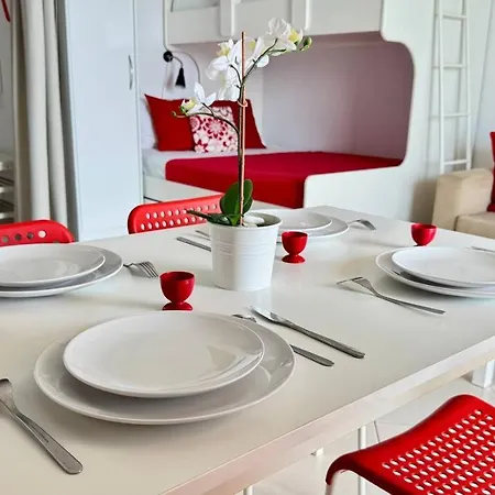 Red Berry Apartment *